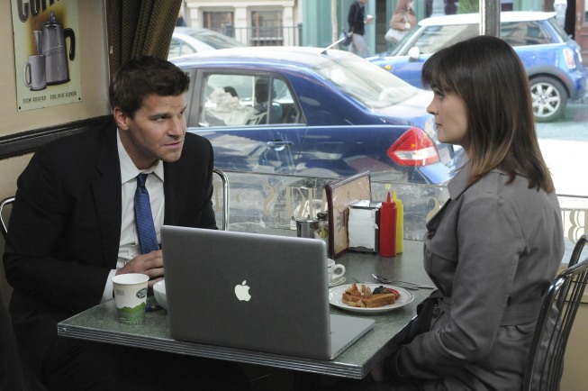 Brennan (Emily Deschanel) and Booth (David Boreanaz) research the mythical Chupacabra