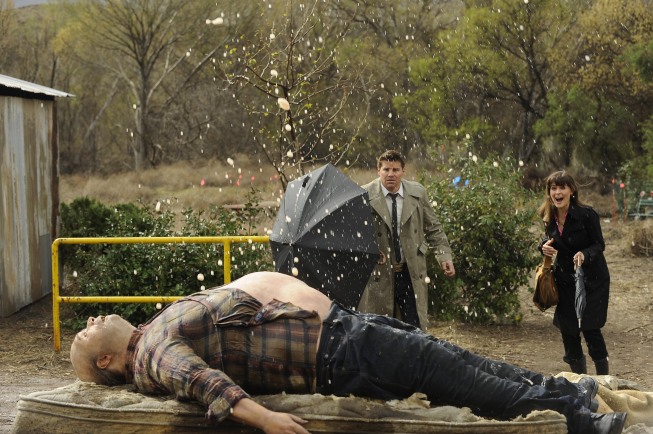 Brennan (Emily Deschanel, R) and Booth (David Boreanaz, L) encounter an exploding body