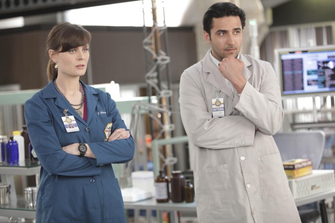 Temperance Brennan (Emily Deschanel, L) and Jeffersonian Intern Arastoo Vaziri (guest star Pej Vahdat, R)