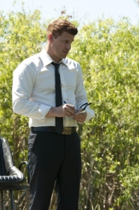 BONES:  Booth (David Boreanaz) and Brennan travel to the Florida everglades to investigate a case in the "Finder" episode of BONES airing Thursday, April 21 (9:00-10:00 PM ET/PT) on FOX.  ©2011 Fox Broadcasting Co.  Cr:  Glenn Watson/FOX